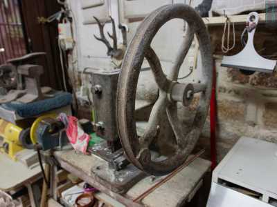 Per farlo gira a mano una ruota metallica che aziona una lama in grado di tagliare il marmo